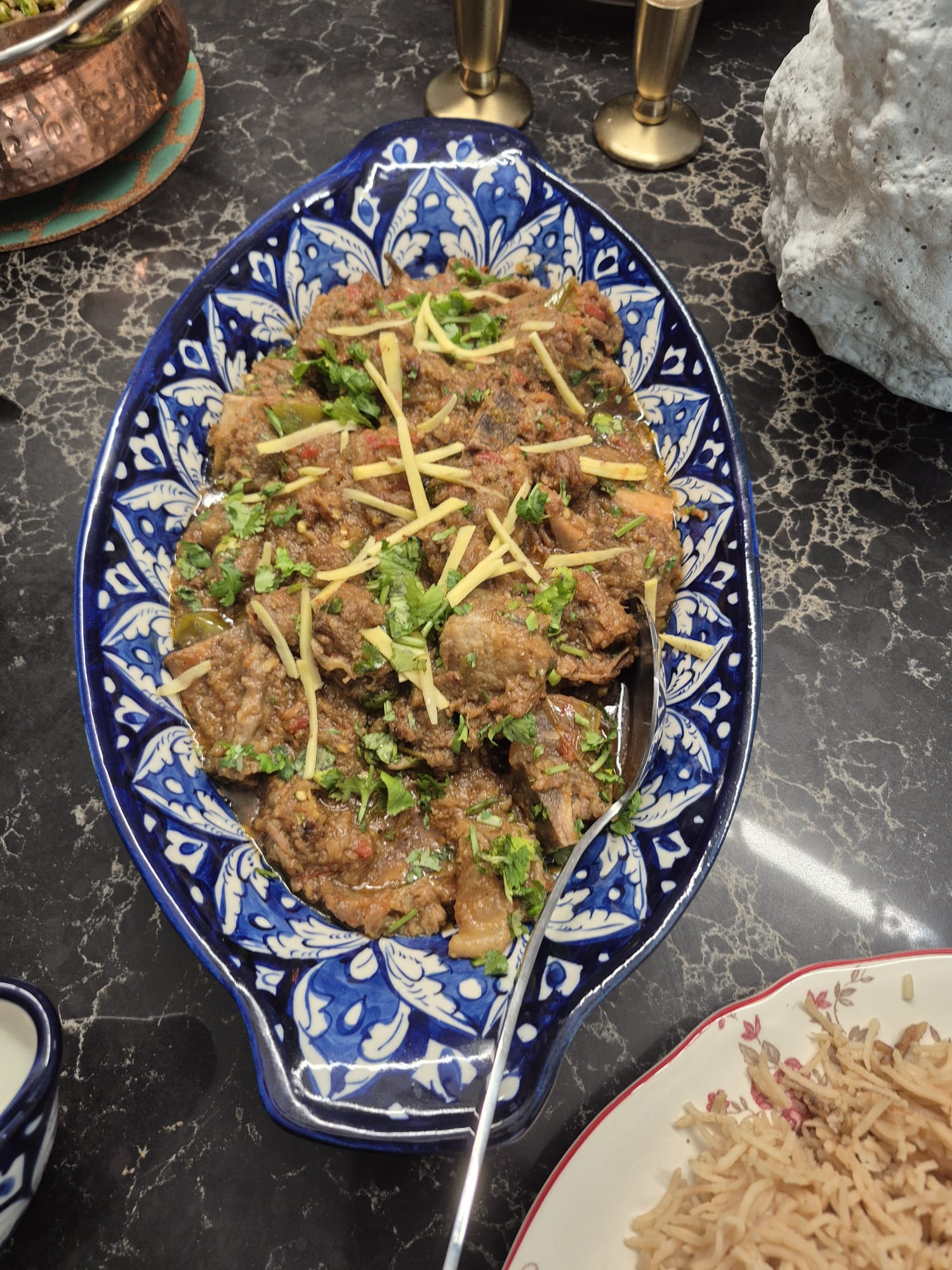 Krydret hjemmelaget curry servert på pyntet fat